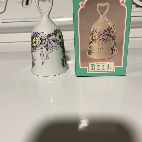 Porcelain Bell Preowned Excellent condition kept in Box - Picture 5 of 5